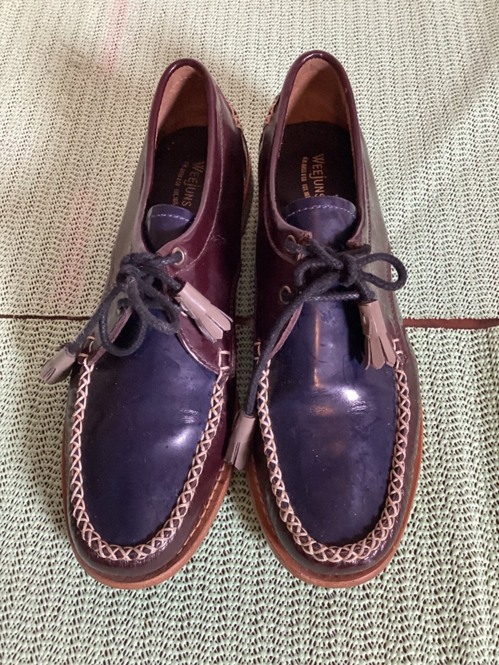 WEEJUNS handpcrafted leather boat shoes with crisscross stitch  accent SZ 7